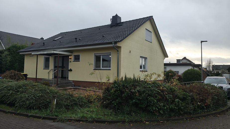 Freistehendes Einfamilienhaus mit Garage und Garten – sofort bezugsfrei in Trebur-Geinsheim – Hausansicht