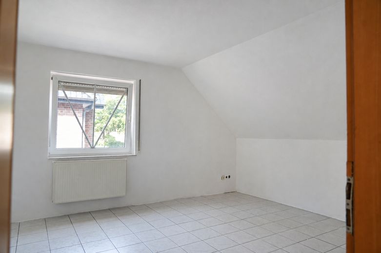 Freistehendes Einfamilienhaus mit Südgarten, großzügiger Garage & ausgebautem Dachgeschoss – Elternzimmer