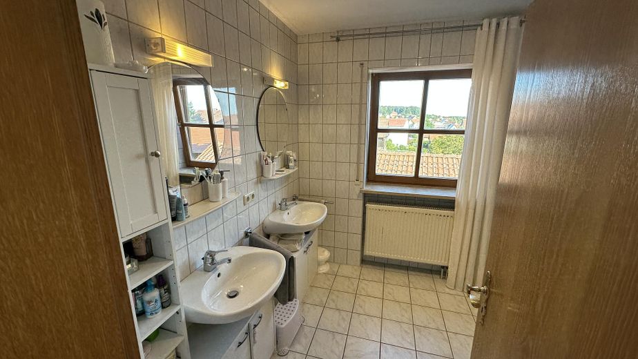 Well-maintained detached house with garden for rent in Seubersdorf – Bad mit zwei Waschbecken