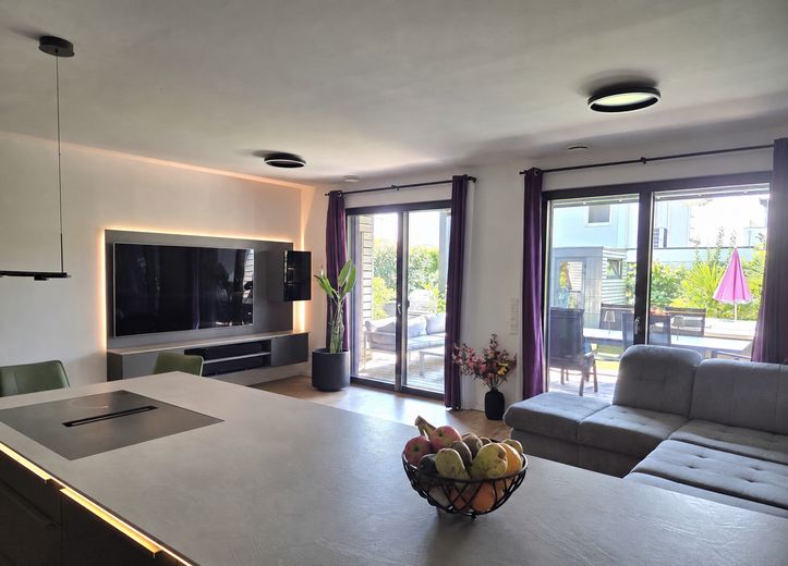 Exclusief vrijstaand huis met wellness-tuin & energieklasse A+ in het centrum van Pulheim – Blick Wohnzimmer