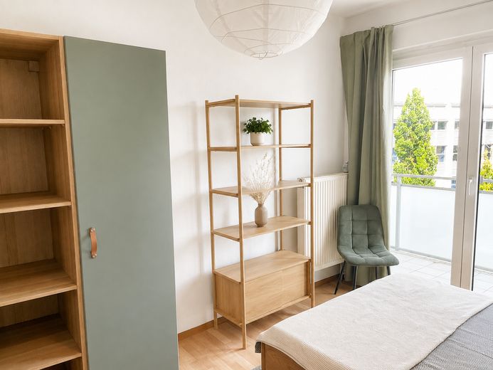 4er-Mädels-WG: Helles 14 m² Zimmer vollmöbliert – Zellerau an den Mainwiesen – Schrank und Regal