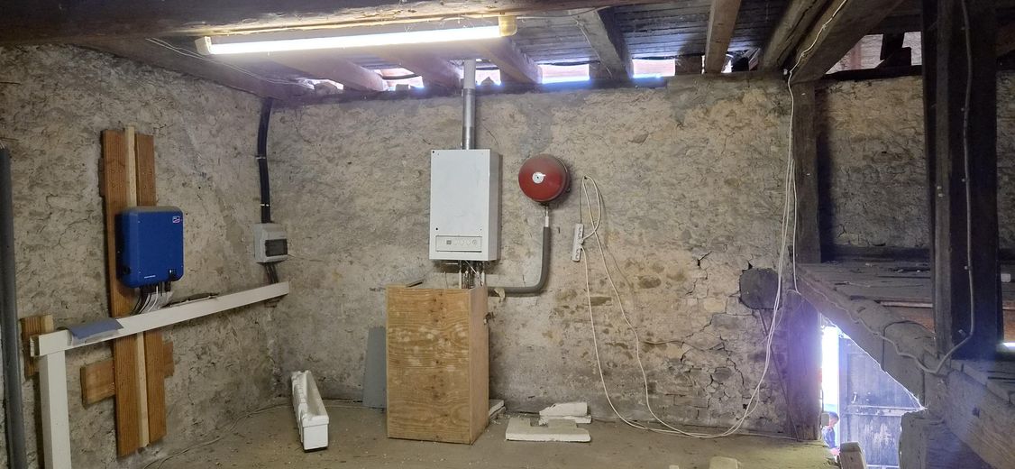 Sanierungsprojekt mit Geschichte: Raum für Ihre Wohnträume & Werkstatt in 67591 Wachenheim – Gastherme in Scheune