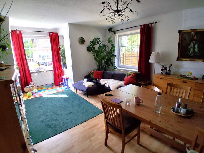 Zweifamilienhaus mit Werkstatt in zentraler Lage. – EG Wohnimmer