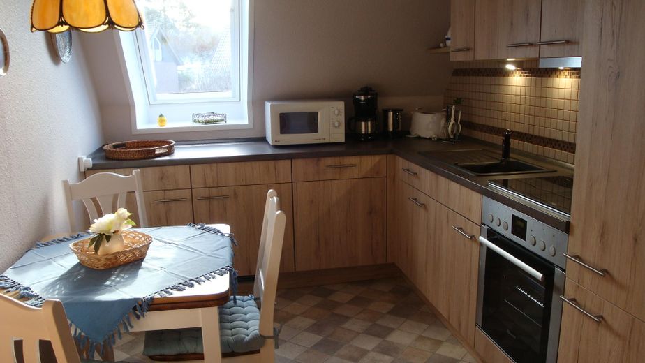 2 FAM-Haus, Heiligenhafen gute Lage, Niedrigenergie, grundsaniert, gehobene Ausstattung – FeWo Einbauküche 