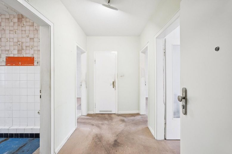 Renovierungsbedürftige 3-Zimmer-Wohnung - Direkt vom Eigentümer! – Flur