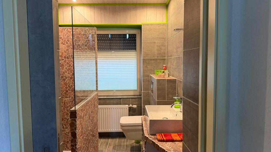 Freistehendes Einfamilienhaus mit Einliegerwohnung – mediteranes Gästebad an Diele