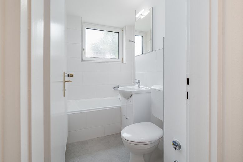 No commission from the owner – renovated 3-room apartment with new kitchen – Bad