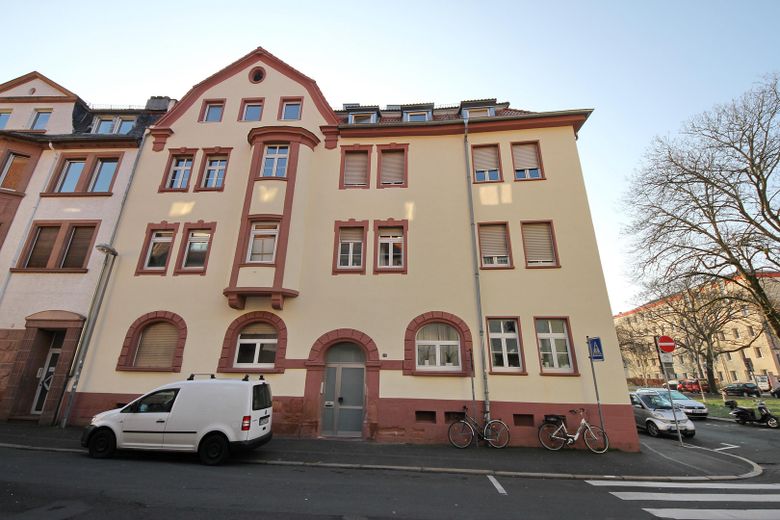 Sanierte 2-Zimmer-Wohnung im beliebten Brentanoviertel mit neuer Küchenzeile! – Hausansicht