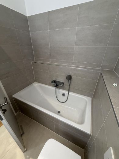 Lichtenberg'de geniş manzaralı modern yaşam: 4 oda, yerden ısıtmalı yeni bina – Wannenbad