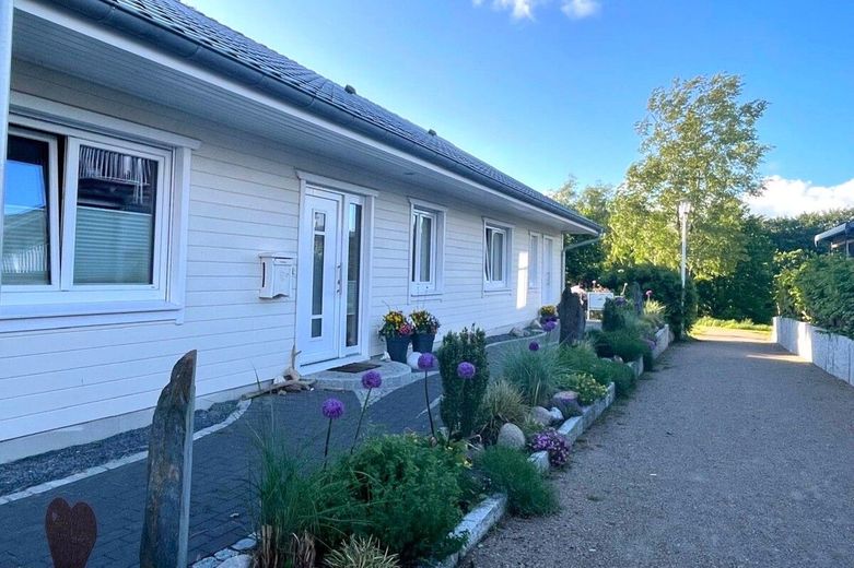 Modernes Einfamilienhaus in ruhiger Sackgassenlage - flexibel wohnen mit separatem Praxisbereich – Frontansicht