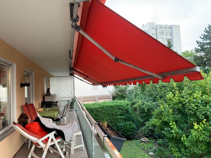 Schöne Lichtdurchflutete 4 Zimmer Wohnung – Balkon