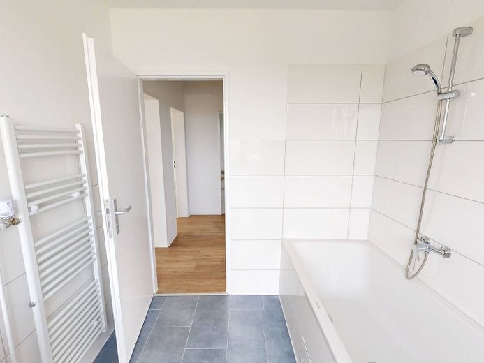 Appartement moderne de 3 pièces avec BALCON et beaucoup de lumière naturelle – Ansicht II: Bad