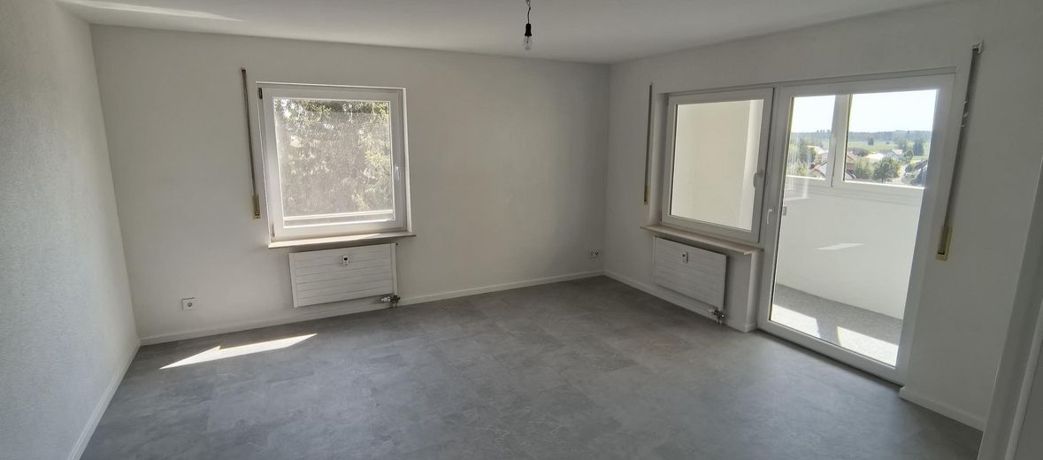 3-Zimmer-Wohnung – frisch renoviert, bezugsfertig – Wohzimmer
