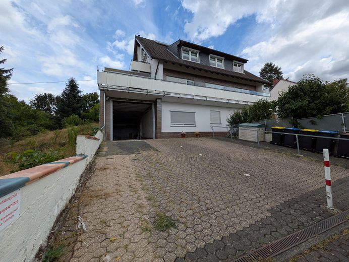 Sofort bezugsfrei: 102m²-Wohnung (3,5 Zimmer) mit Garten, 4 Stellplätze (Doppelgarage inkl. Grube) – Außenansicht