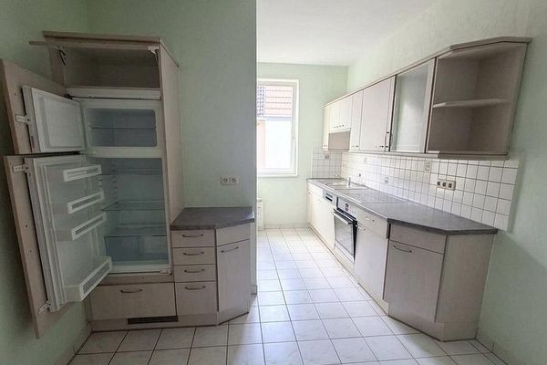 شقة من 3 غرف تشمل مطبخًا مجهزًا / 790 يورو شامل التدفئة