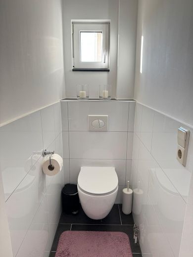 Freistehendes Einfamilienhaus mit viel Platz für Familie, Alltag und Zukunft – WC 1. OG