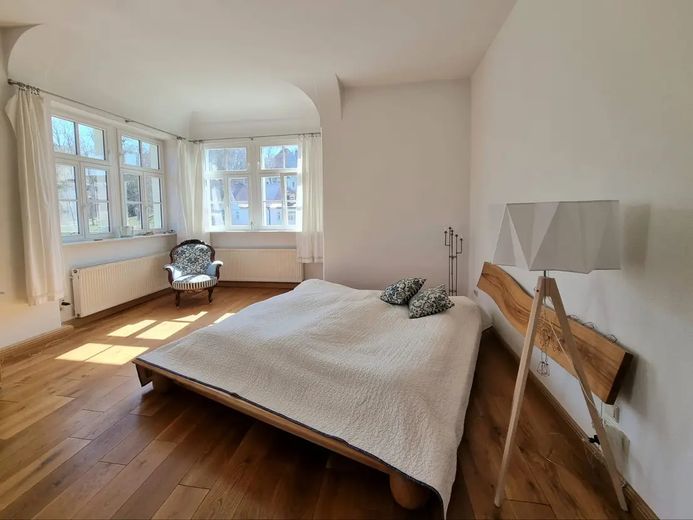 Private sale: Historic villa with 9 rooms and a garden – Schlafzimmer im OG
