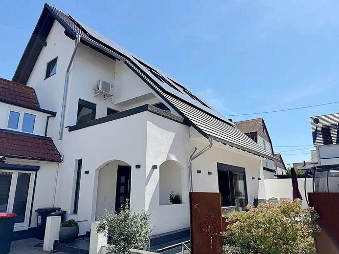 Zwei Häuser, viele Möglichkeiten: Modernisiertes Wohnensemble in Karlsruhe-Daxlanden – Frontansicht Hinterhaus
