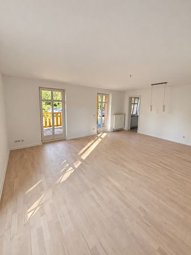 Boş, komisyonsuz 3 odalı daire, balkon ve bahçe kullanımı – doğrudan Sanssouci Parkı’nın yanında – Wohnzimmer