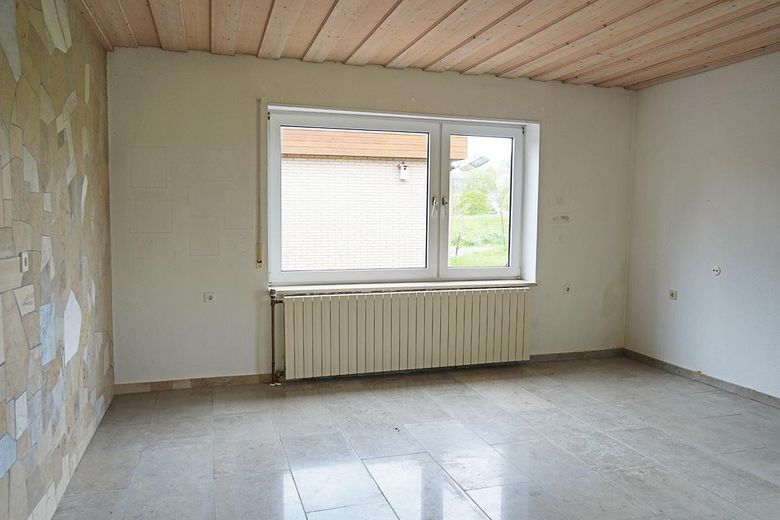 Doppelbungalow mit viel Land und Stallung – Wohnzimmer, rückwärtig