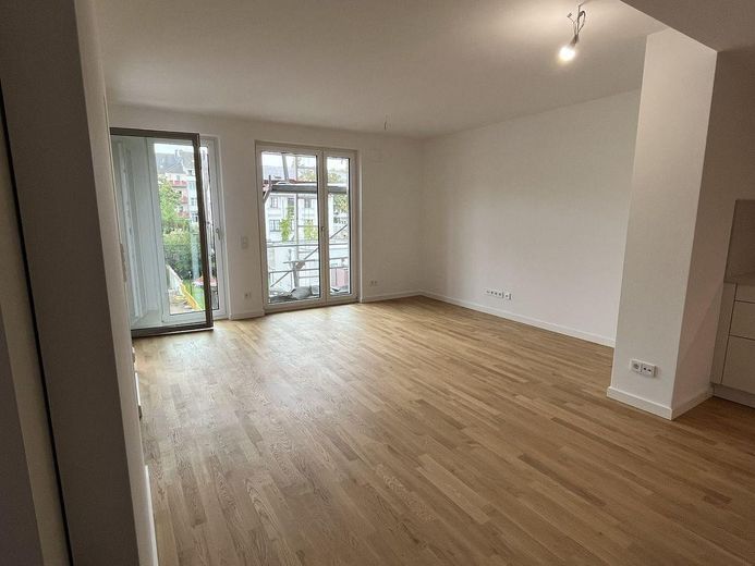 First occupancy in the new build! Modern 2-room apartment with QNG-Plus seal and fitted kitchen! – Wohnzimmer
