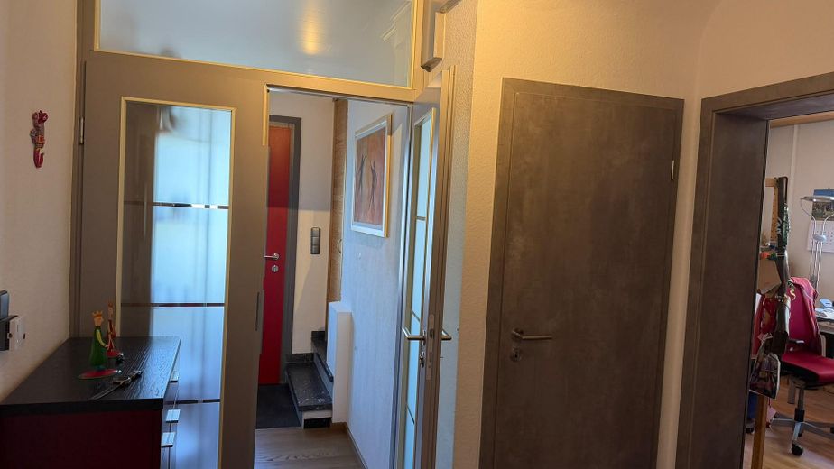 Freistehendes Einfamilienhaus mit Einliegerwohnung – Windfang Diele
