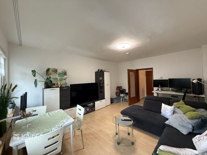 Eigennutzer aufgepasst: 2,5-Zimmer-Wohnung mit Balkon in der Moltkestraße – Wohnzimmer