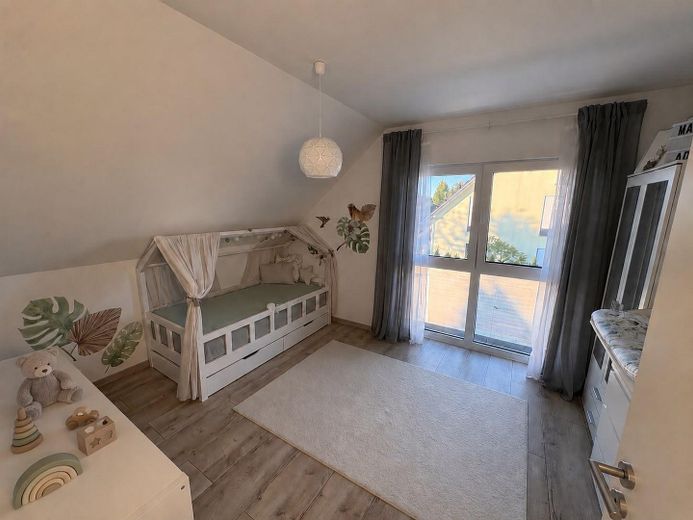 Freiraum, Panoramablick & top angebunden bei Hof: Neuwertiges Einfamilienhaus (2021, KFW-40, A+) – Kinderzimmer 2 OG