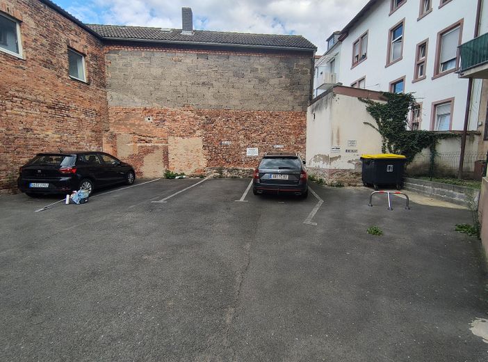 Appartement mansardé central de 3 pièces (env. 83 m²) avec climatisation et emplacement de stationnement – Stellplatz im Hof
