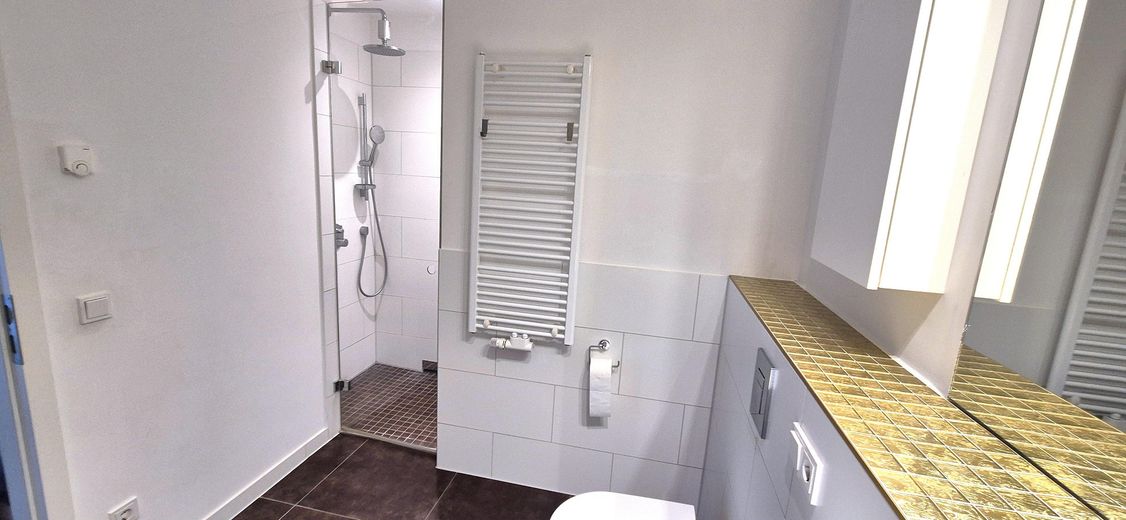 Un cadre de vie exclusif au bord de la Spree – Appartement meublé de 2 pièces (97m2) sur la presqu’île de Stralau – Badezimmer/Bathroom_1a