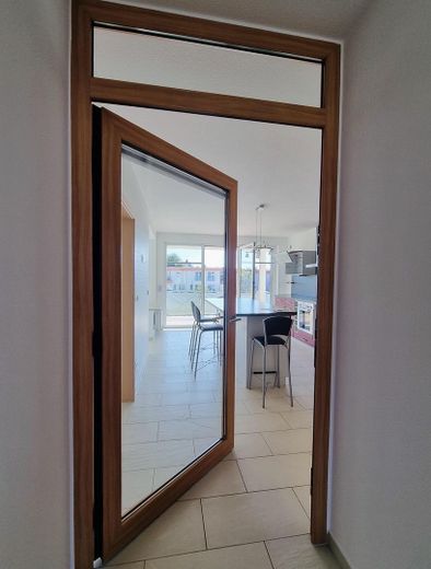 Piso dúplex de 4 habitaciones en propiedad con vistas al lago – Durchgang Flur zu Wohnküche