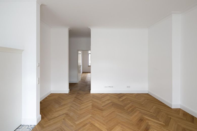 2-Zimmer-Wohnung in saniertem Altbau mit Einbauküche und Balkon zu vermieten! – Wohnzimmer/Blick Schlafzimmer