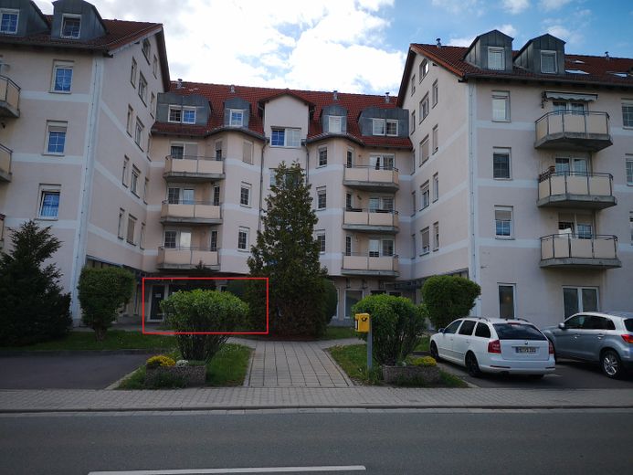 Zwei Gewerberäume mit Parkplätzen + Tiefgarage – Anlage (Vordereingang rot)