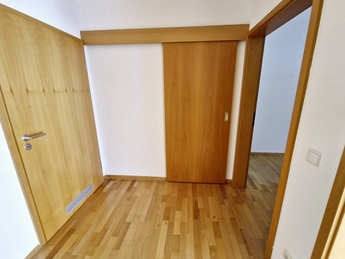 Gauting Seniorenresidenz, 3-Zi-Terrassenwohnung ohne Provision, ab 65 J. oder Kapitalanleger – Flur Schiebetür z. Abstellraum