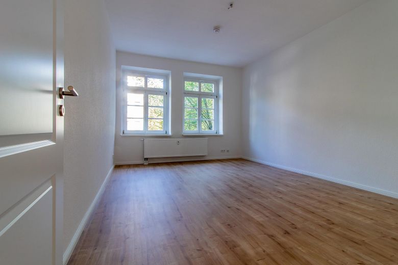 Frei & neu modernisiert - energieeffizienter Wohntraum mit Wellness-Bad & Balkon in Top-Lage – Wohnzimmer