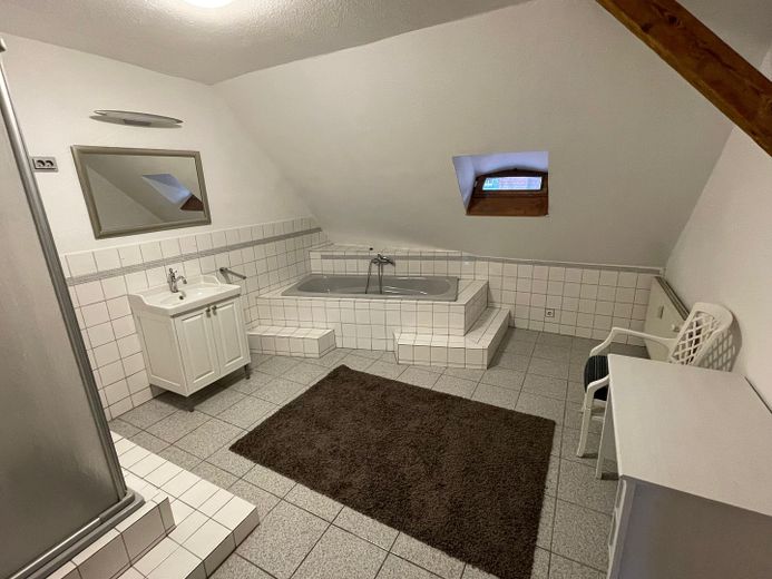 3-room - attic maisonette apartment, old building, city center – Vollbad
