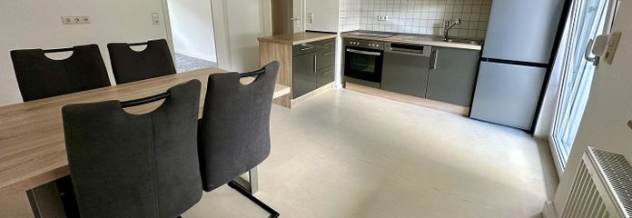 Freshly renovated 2-room apartment with balcony, fitted kitchen and parking space in Zellerau – 01_Küche_Esszimmer_1