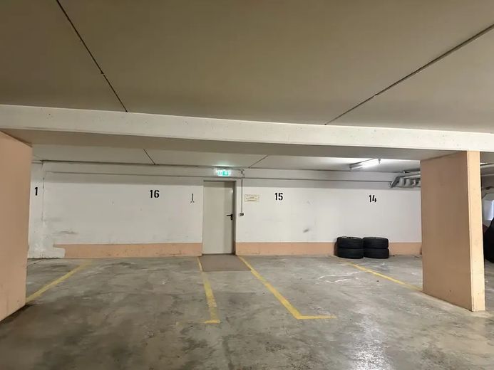 Appartamento di 3 locali senza provvigione con balcone esposto a sud, posto auto in garage sotterraneo e riscaldamento a pavimento – Tiefgaragenstellplatz