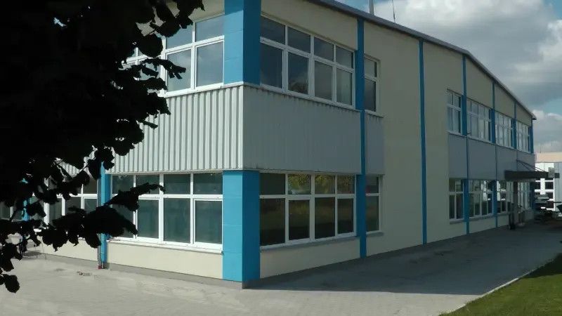 Afzonderlijk of gecombineerd: kantoor-, opslag- en productieruimten (550/440/105 qm)! – Südostseite mit Büros in OG+EG