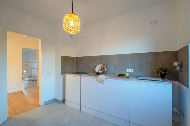 Leere, provisionsfreie und helle 3-Zi.-Whg. mit Balkon und Stellplatz – Küche mit viel Platz