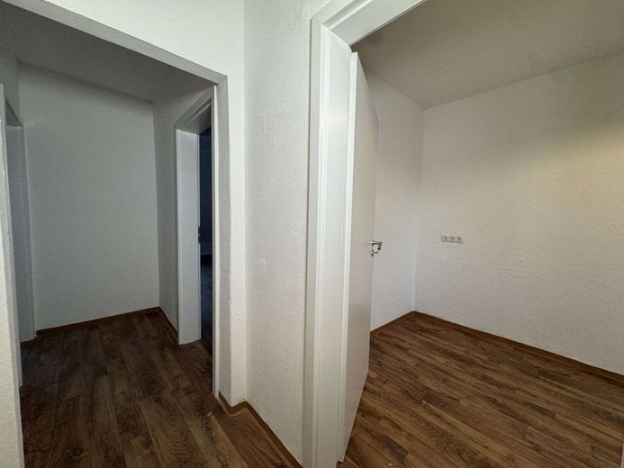Großzügige, renovierte 5-Zimmer-Dachgeschosswohnung in Bochum-Wattenscheid - perfekt für Familien – Flur 1