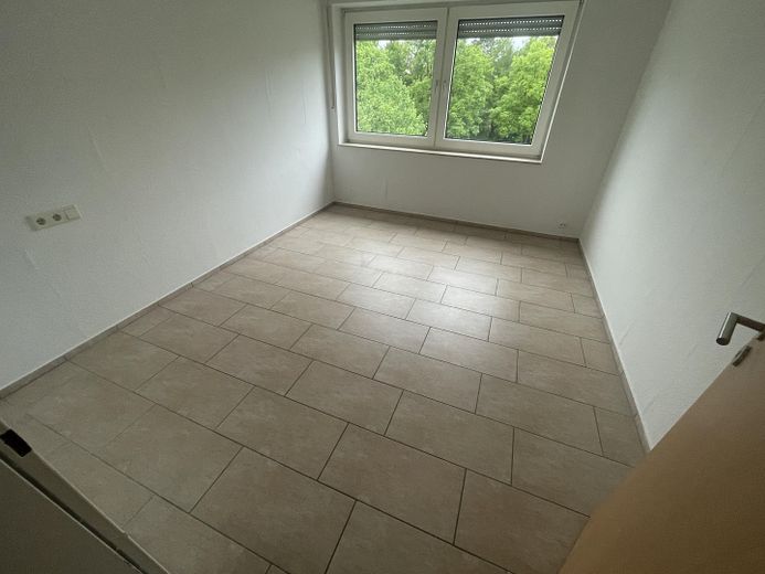 Geräumige 5- Zimmer Wohnung mit Balkon im 2. OG – Zimmer 1