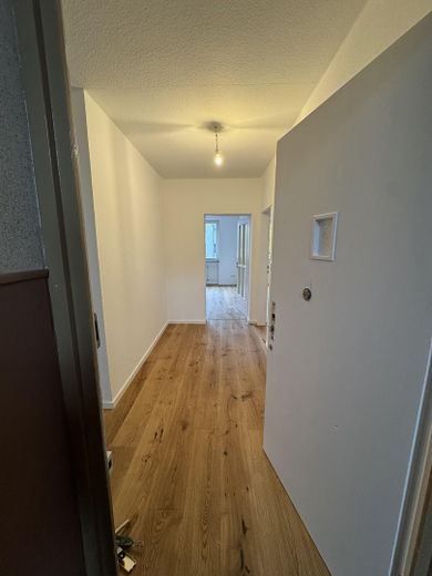 Encantador y amplio apartamento de 2 habitaciones con balcón en una ubicación privilegiada en Berger Straße. – Foto 1