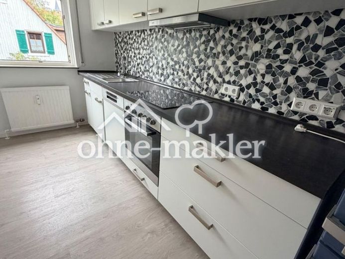 Appartamento di 3 locali con balcone, cucina componibile e posto auto in affitto – Foto 1