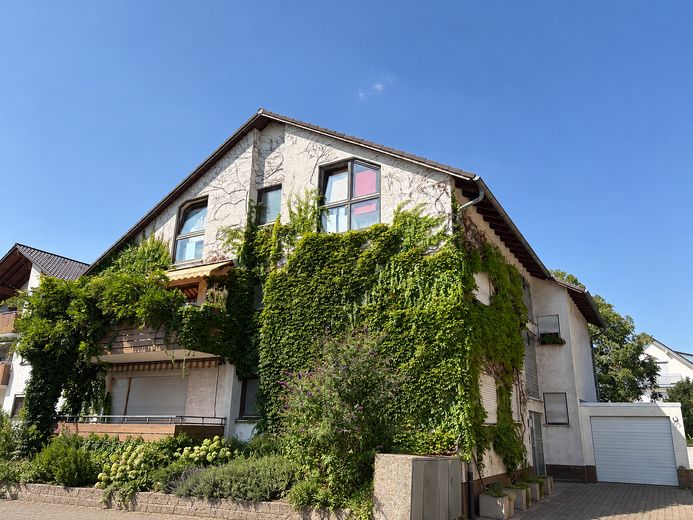 Attraktive Maisonette mit Südbalkon, zwei komplett renovierten Bädern und neuer Küche in Brühl – Hausansicht