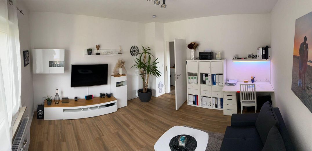 Renoviert, 2,5 ZKB Zentral ruhig, eigener Garten, möbliert – Wohnzimmer