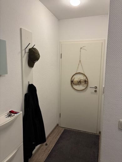 moderne 3 Zimmer-Wohnung mit Balkon in Kaufungen – Flur