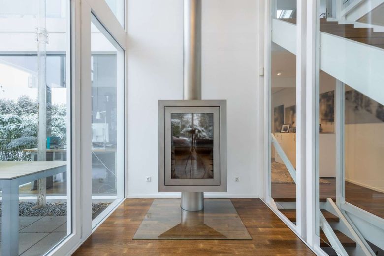 Hochwertige Design-Villa am Ortsrand – Kamin