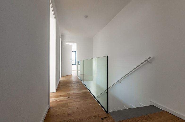 Stilvolle Neubau-DHH / Jetzt letzte Einheit sichern – Flur OG / Musterhaus
