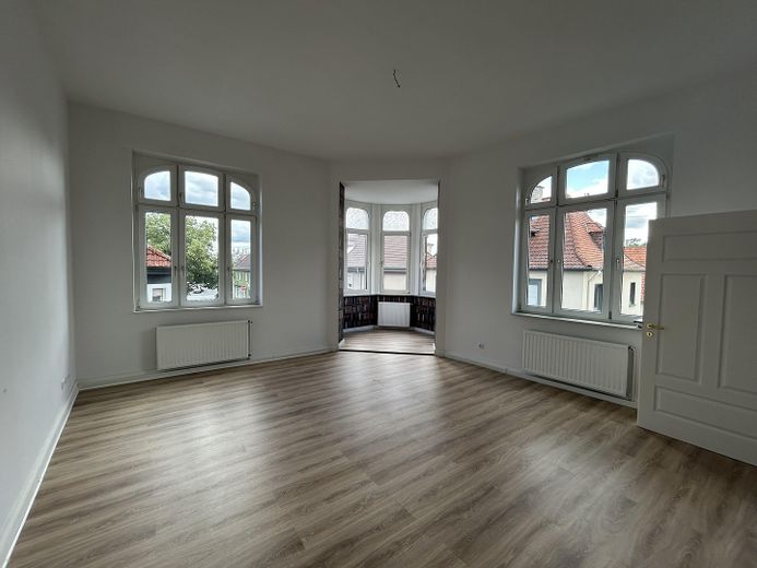 Renovierte Altbauwohnung im denkmalgeschützten Ensemble – Wohnzimmer